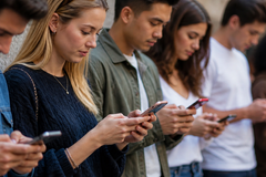 Rede de celular cristã promete bloquear pornografia e conteúdo LGBT nos EUA