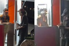 Trailer dá hot dog a moradores de rua em troca de leitura da Bíblia: "Transformar vidas"