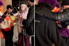 Após receberem oração nas ruas, jovens fantasiados de animais aceitam Jesus