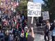 Adoração continua em Seattle após protesto contra evento cristão: “A Igreja está viva”
