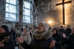 Cristãos enfrentam temperaturas abaixo de zero e continuam cultuando em igrejas na Ucrânia