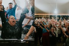 Pessoas fazem fila para serem batizadas em culto em tenda nos EUA: “Estão buscando Jesus”
