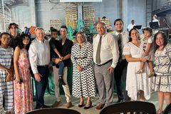 Embaixador dos EUA participa de culto em igreja plantada por missão há 124 anos em Cuba