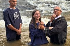 Mais de 2 mil pessoas são batizadas após conhecerem Jesus por TV cristã