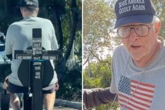 Idoso evangeliza com cruz em scooter e alerta jovens: ‘Se arrependam e voltem para Jesus’