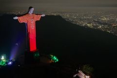 Versículo da Bíblia é projetado no Cristo Redentor: “No princípio, o Verbo era Deus”