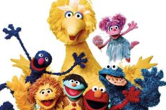 Cristãos criticam ‘Vila Sésamo’ após série infantil apoiar Mês do Orgulho LGBT