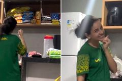 Surda inspira ao orar em Libras e agradecer por compras do mês: “Deus recebeu a oração”