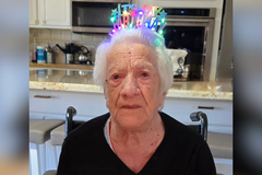 Mulher de 111 anos é homenageada por ter arriscado a vida para salvar judeus na 2ª Guerra