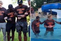 Jogadores de futebol americano são batizados em evento cristão nos EUA