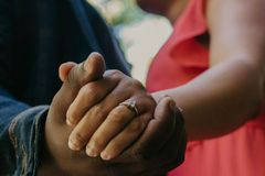 Após se converter, casal perde a guarda das filhas e é forçado a se divorciar na África