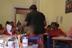Escola cristã gratuita ensina crianças a orar e conhecer a Deus nos EUA: “Mudando vidas”