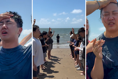 Jovens oram e choram durante batismo em praia no México: “Aliança com Deus”