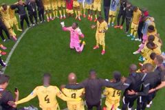 Goleiro de Gana lidera oração após empate com Inglaterra na Copa do Mundo