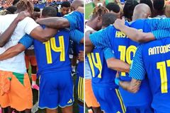 Eliminados da Copa, jogadores de Curaçao oram com a Costa do Marfim após jogo