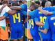 Eliminados da Copa, jogadores de Curaçao oram com a Costa do Marfim após jogo
