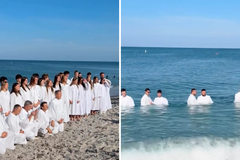 Igreja de origem eslava batiza dezenas de membros em praia da Flórida