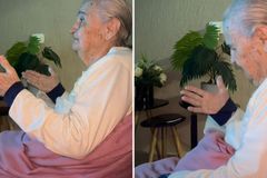 Idosa com Alzheimer emociona ao adorar a Deus: ‘A doença não apagou o temor ao Senhor’