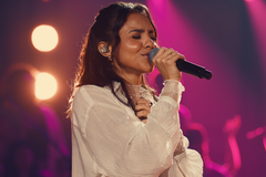 Julia Vitória apresenta o álbum “Ao Vivo na Ópera de Arame” em edição especial