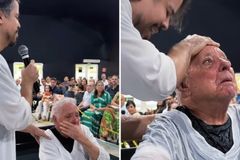 Idoso vai às lágrimas durante batismo na Bahia: “Vida nova aos 92 anos”