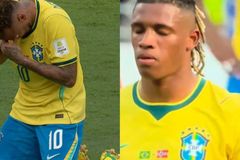 Neymar e Danilo Santos oram em campo após eliminação do Brasil na Copa