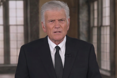 "Se você não conhece a Palavra, vai sucumbir aos ataques do diabo”, alerta Franklin Graham