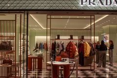 Prada é questionada ao nomear artista palestino crítico de Israel como embaixador da marca