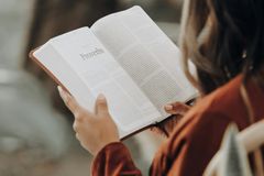 Estudo revela que ler a Bíblia é um cuidado pessoal melhor do que se exercitar