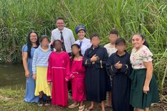 Menina venezuelana convida amigos para ler a Bíblia e leva 4 ao batismo em Roraima