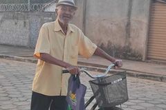 Idoso de 89 anos evangeliza de bicicleta em MG: “É meu dever pregar o Evangelho”