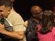 Mulher pede oração a comediante e volta para Jesus durante stand-up cristão