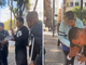 Pregadores de rua são abordados por guardas municipais durante culto na Praça da Sé, em SP