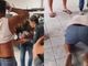 Pai ora de joelhos enquanto bebê é salvo de engasgo: “Deus ouviu nossas orações”