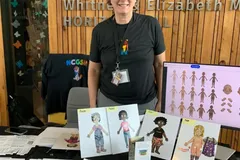 Bonecas trans com genitália removível para crianças geram polêmica nos EUA