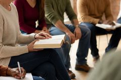 Pesquisa: Cristãos em pequenos grupos têm maior engajamento bíblico e vida espiritual ativa