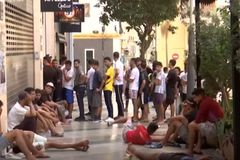 Igrejas dão alimentos e livros evangelísticos a imigrantes em Ceuta: “Que sejam tocados”