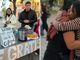 Jovens distribuem café grátis e evangelizam nas ruas da Argentina: “Jesus pagou o preço”