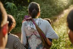 Famílias cristãs que foram expulsas de suas casas no Laos se reúnem para adorar na floresta