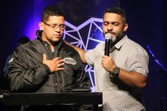 Motoboy entrega pizza em culto e se rende a Jesus, após oração e ajuda de igreja