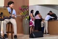 Enquanto tocava na igreja, menino se emociona ao ver pai se batizar de surpresa