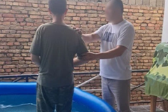 Cristão é batizado em sigilo em igreja da Ásia que ora sussurrando para não ser descoberta