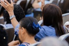 Brasil é 87% cristão e número de ateus triplica, revelam novos dados do IBGE