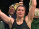 Ícone do boxe feminino encerra carreira com louvor diante de 80.000 pessoas