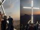 Cristãos erguem cruz no topo de vilarejo na Síria para honrar a Jesus