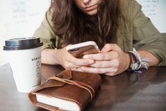 The Key to Being Healthy With Dating Apps in Your Twenties