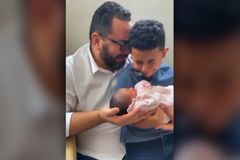 'Glory Be to God': See Viral Video of Father and Son's Emotional Response to Birth of 'Miracle' Baby