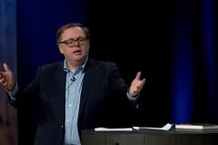 Todd Starnes frames MSM, gives 'shining city on a hill' message at Calvary Chapel Chino Hills