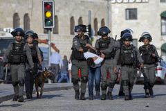 Palestinians Clash With Israeli Police in Jerusalem Amid Escalating Tensions