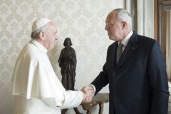 Pope Francis praises charitable work of Knights of Columbus