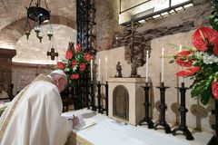 Pope Francis signs new encyclical ‘Fratelli tutti’ in Assisi
